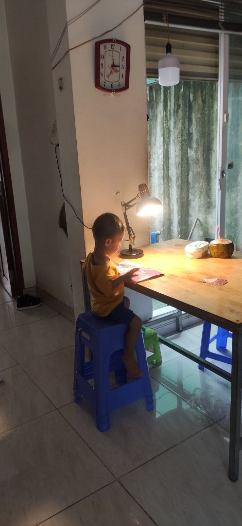 rất hài lòng, con trai mình có đèn mới nên thích quá, học được 1 mớ bài tập. Con trai út cũng thích, lôi cả lên giường nằm đọc sách