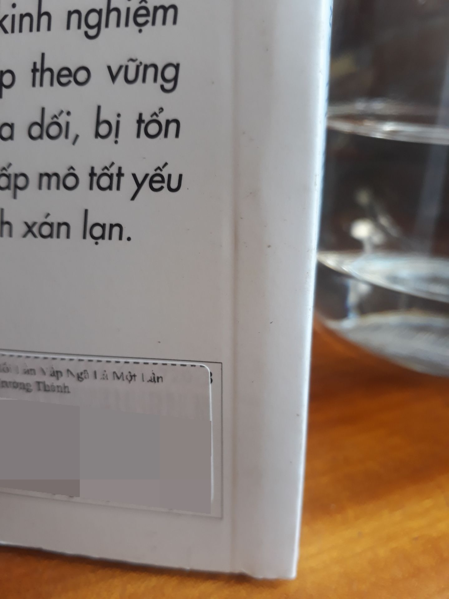 phần bìa sách bị bẩn, gáy hơi cong và bẩn