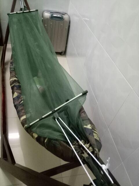 Loay hoay 1 hồi cũng biết cách ráp, ráp xong treo võng nằm ở trong nhà/ ngoài vườn gì cũng ok. chịu đc sức nặng của 1 người lớn + 1 trẻ em (2 cha con tôi). 
Màu sắc + kiểu dạng lạ, túi ngù kết hợp với túi xách có quai. kéo ra cái thành cái võng hay thiệt. cho 5 sao vì sản phẩm độc đáo.