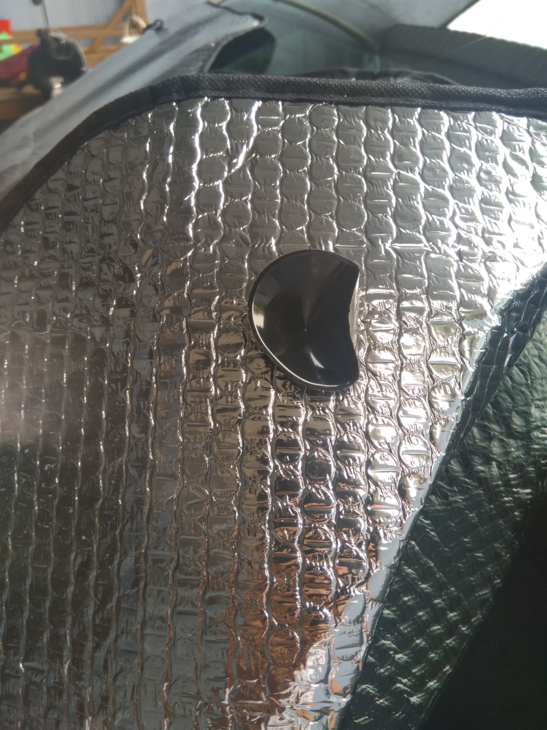 Tôi nhận hàng sáng nay (18.11.2018). Tuy nhiên, khi mở hàng ra tôi rất thất vọng vì tôi đặt mua loại tấm chắn nắng cho kính phía trước thì hàng tôi nhận được không phải là tấm chắn nắng kính phía trước như trong hình quảng cáo mà giao cho tôi tấm chắn kính phía sau, sản phẩm rất mỏng, núm nhựa hít vào kính thì không có tác dụng (tôi có hình gửi đính kèm). Tôi mua hàng trên Tiki rất nhiều lần nhưng chưa bao giờ gặp kiểu làm ăn thế này. Tiki nên xem lại tư cách nhà phân phối sản phẩm này. Đừng treo đầu dê bán thịt *** như vậy!