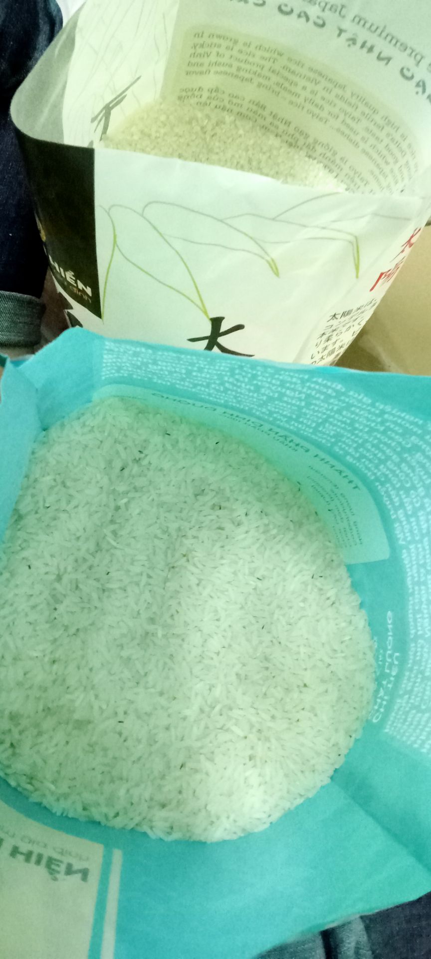 vừa khui ra là thấy mọt chạy tán loạn chứng tỏ đây là gạo cũ không được bảo quản tốt