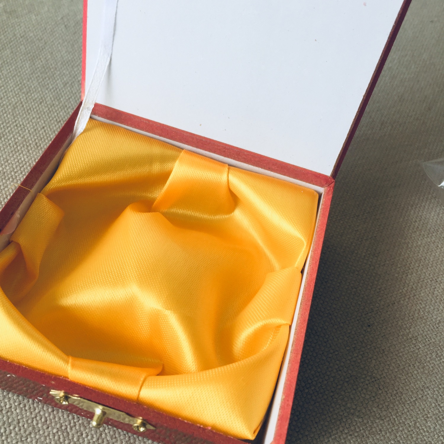 Hàng rất đẹp
giống y trong hình
đóng gói rất kĩ, Hộp Tiki khi giao tới vẫn còn nguyên gióc cạnh, ko móp miếng nào
Phần Quang trọng là Gỗ Mun Sừng Thiệt, đúng là đen mun
cầm cái vòng nặng ***
hạt hồ lô rất duyên
không sơn PU nên nhìn khá là chất


Thanks Tiki