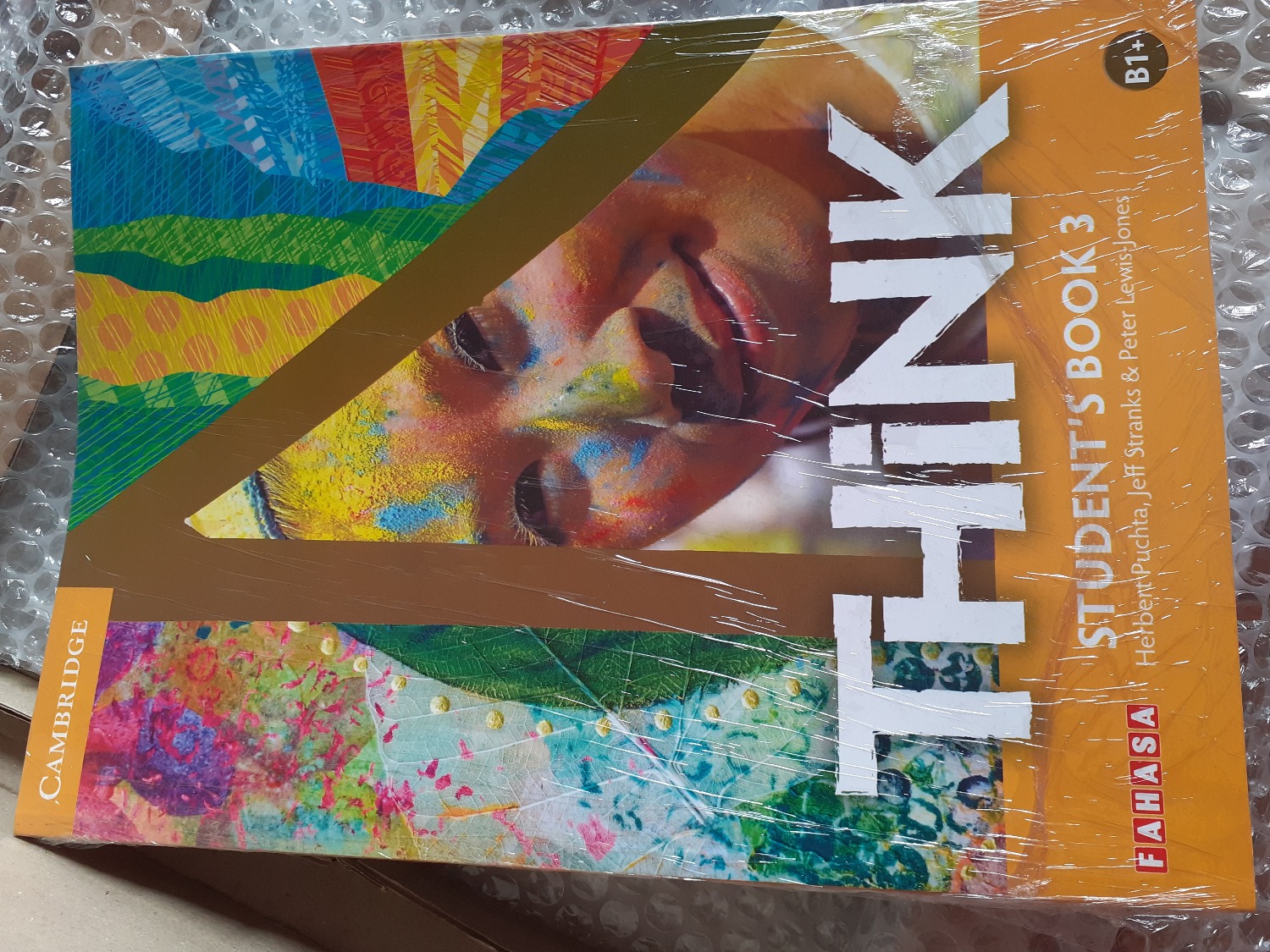 Mình thấy nhà sách Fahasa giao hàng có hơi lâu một tí nhưng không sao vì đóng gói sách siêu cẩn thận và không bị lỗi ngoại quan. Chỉ cần giao nhanh thêm tí nữa là OK.