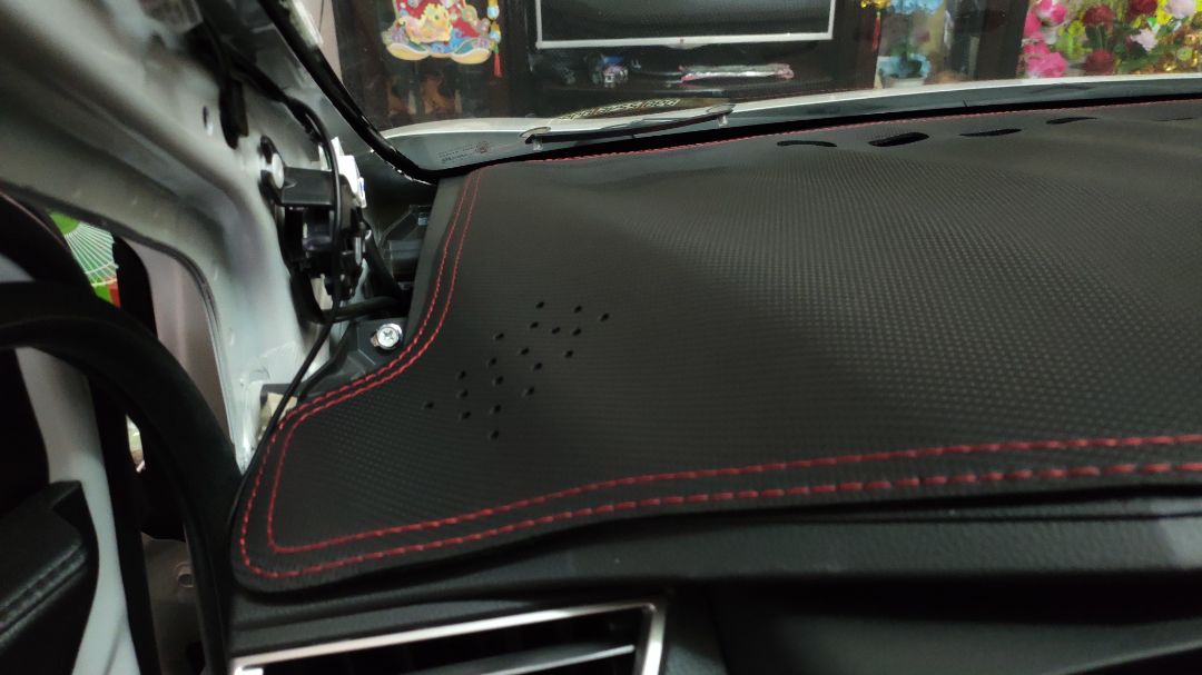 Không được ôm theo xe lắm, theo bên này thì thiếu bên kia