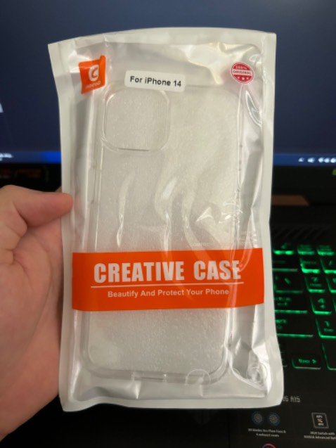 ốp đẹp, vừa khít với máy, các khe và nút thiết kế vừa vặn, cầm nhẹ không bị trơn trượt, còn có bị ố vàng hay không thì phải sử dụng một thời gian mới biết được, mình thích nhất phần khoét camera được nhô lên nên sẽ bảo vệ tốt cho camera