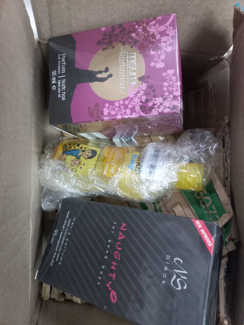 nước hoa thơm mùi phấn. chai nhựa k phải sành nên an toàn cho nhóc ở nhà. săn khuyến mãi giá tốt. rất đáng mua đó các bạn