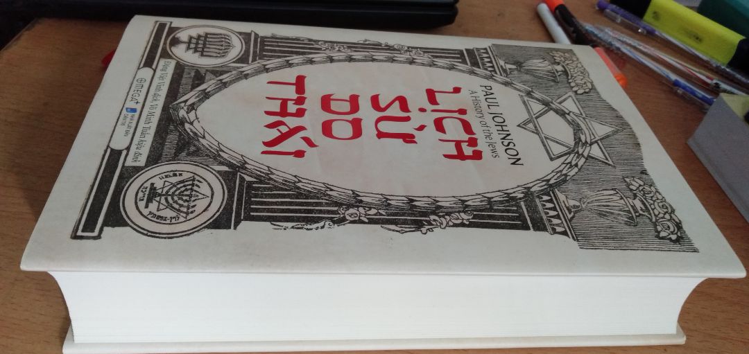 Đối với mình đây là một cuốn sách khá hàn lâm, kiến thức rất nhiều, cộng với các tên riêng của thời cổ đại nên khá khó để tưởng tượng. Mình khuyên mọi người nên đọc chậm rãi, kèm với tra cứu thì mới có thể " ngấm " được. 
Điểm trừ của cuốn này đối với mình là phần mục lục, mình nghĩ sẽ dễ dàng cho độc giả hơn nếu mỗi mục nhỏ được đánh số. Ngoài ra, còn mắc một số lỗi chính tả ( Vd: chữ " bàn thờ" thì bị sai thành chữ " ban thờ" xuyên suốt cả cuốn sách.