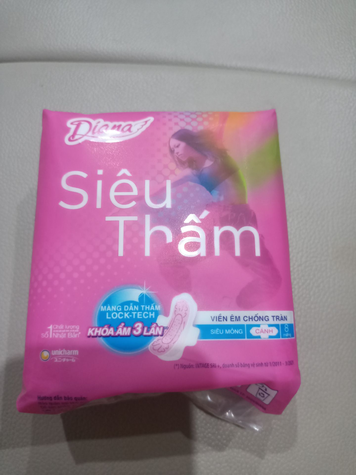 Hàng giao nhanh, hàng tặng kèm đầy đủ. Băng mặt lưới, siêu thấm, xài êm. Băng có công nghệ nano bạc giúp kiểm soát mùi hiệu quả nhưng vì vậy mà mùi cũng hơi nồng. Được cái thấm hút rất nhanh giúp không bị tràn ra ngoài.