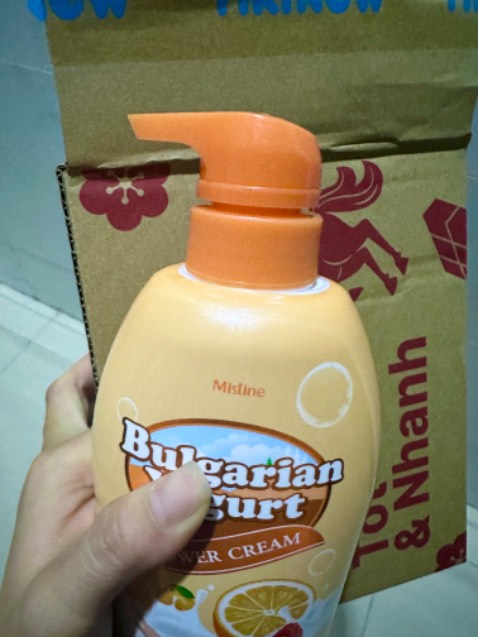 Mùi rất thơmmm 
Thơm mùi cam
Tắm xong da ẩm rất dễ chịu
Tiki giao hàng siêu nhanh