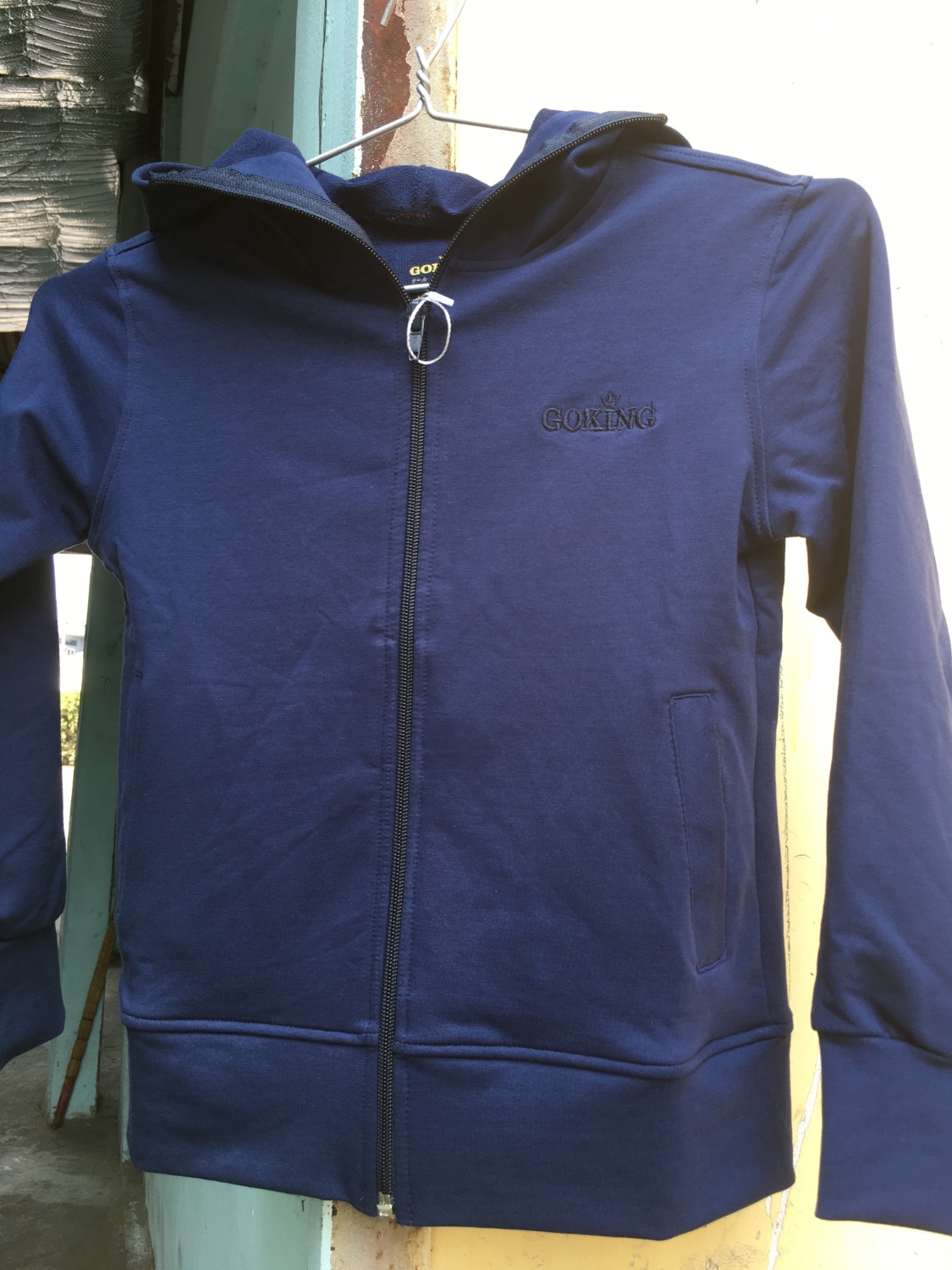 áo khoác cho bé nhìn xinh quá nè, may kỹ, cẩn thận không thua gì áo người lớn, túi trong cũng có  dây kéo, túi ngoài cũng có luôn, chất vải thì sờ mịn, thích lắm. giao hàng nhanh chóng. có kèm thư cảm ơn, hướng dẫn nhận mã giảm giá