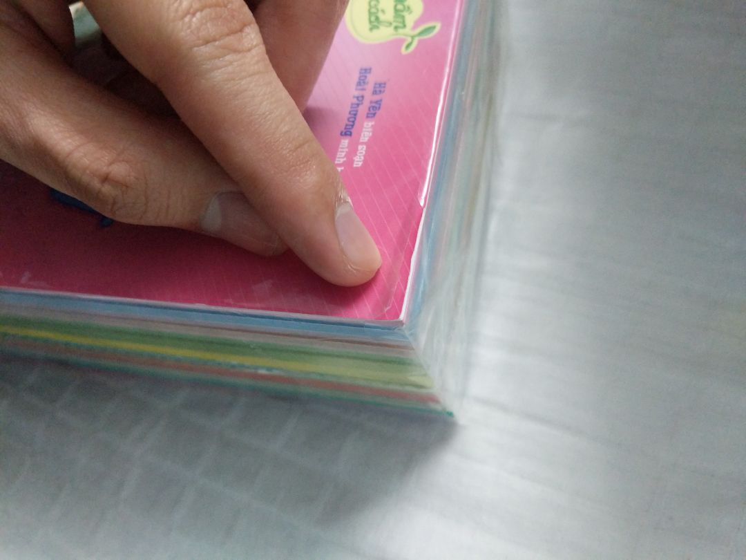 Do lỗi gì đó mà nilon bọc tập sách hơi rách một tí. Mọi người cố gắng nhé.
