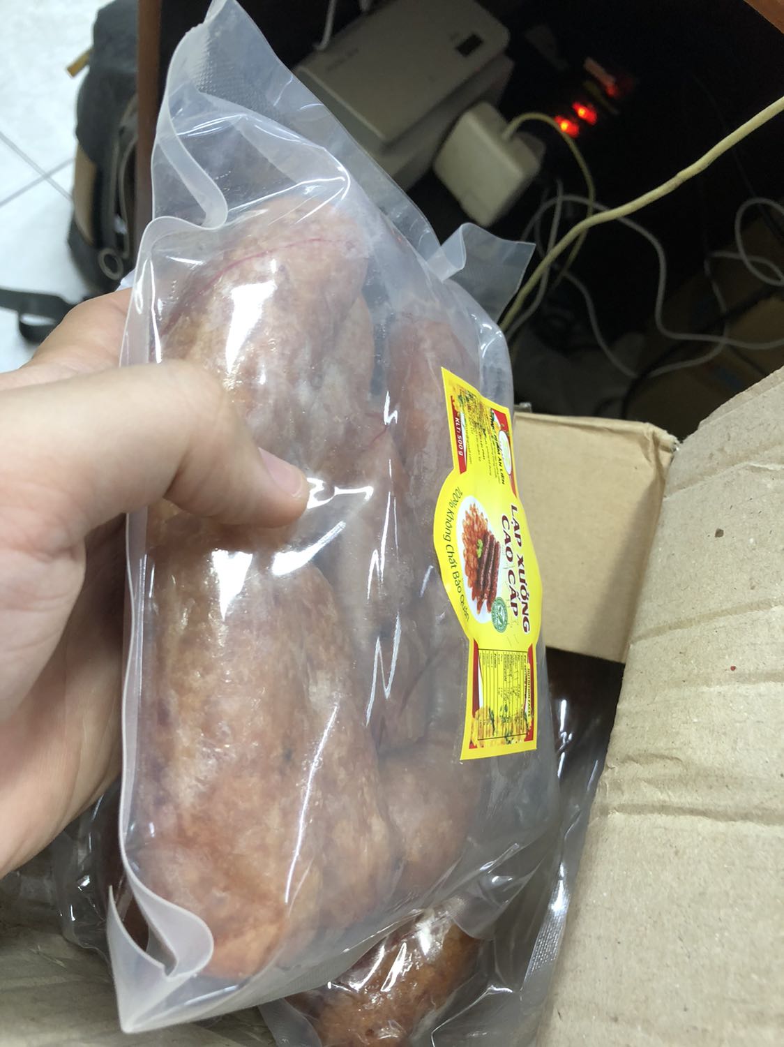 Sản phẩm khi nhận không được hút chân không như quảng cáo, có nổi mảng trắng như mốc, đơn vị bán phản hồi lâu, né tránh trách nhiệm đổi trả hàng, còn bảo mảng trắng giống mốc là bọt nước đọng lại. Dịch vụ quá tệ