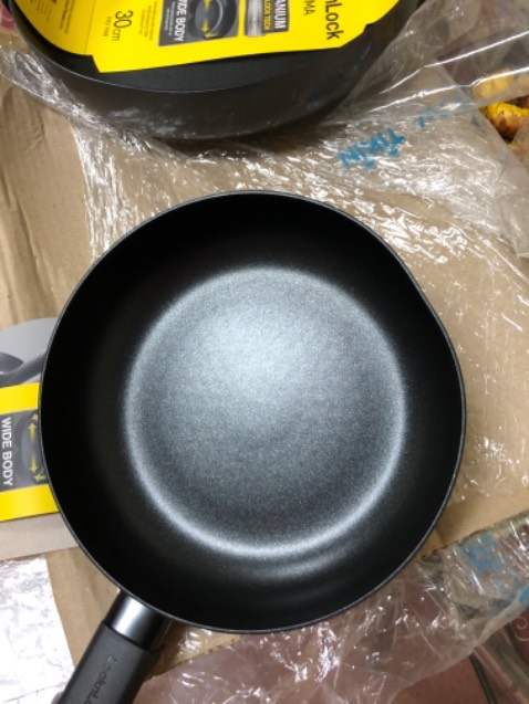 Mua 2 chảo mà bọc hàng quá sơ sài (dù ở ngoài ghi tem "hàng cực kỳ dễ vỡ"), nhưng lại chỉ cuốn 1 lớp bìa các tông nên cả 2 chảo đều bị móp.