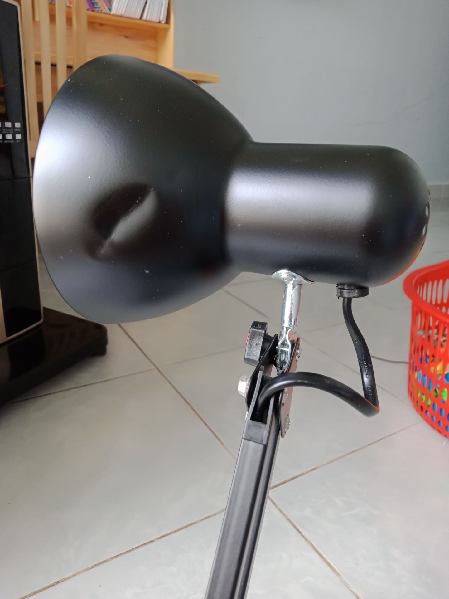 rất không hài lòng với sản phẩm nhận được, đóng gói quá ẩu, hộp chứa hàng bị rách nhiều nơi, móp méo....ảnh hưởng tới bên trong. Choá bóng đèn bị móp méo, rất bực bội. Mua hàng mới, mà như cũ. Tôi không đồng ý nhận hàng. Tôi yêu cầu trả hàng, hoàn tiền.