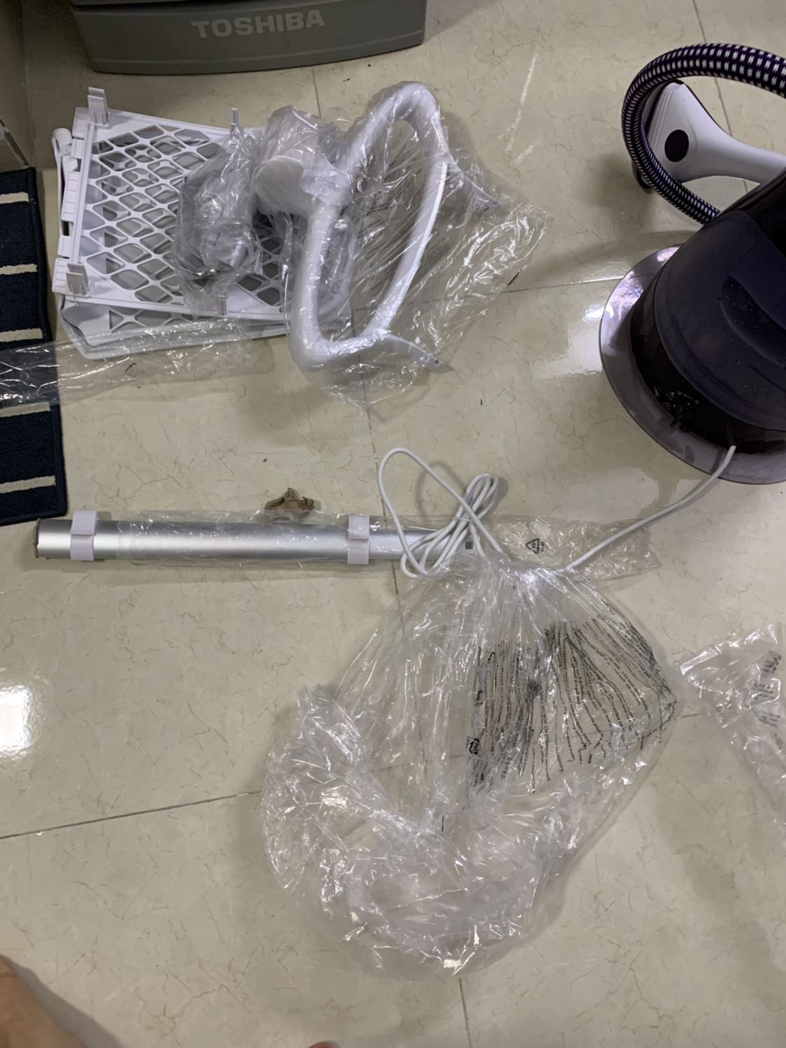 1. mua sản phẩm mới. nhưng giao đồ cũ: 
hàng trầy xước. còn đọng hơi nước bên trong, chứng tỏ đã có ng dùng rồi.
2. đóng gói tệ, thùng xốp nát từ bên trong. shop đóng ẩu( k thể đổ lỗi cho tiki, nếu do vận chuyển, sẽ trầy xước và móp méo cả trong lẫn ngoài.

3. vẫn chưa dùng thử, k biết có dùng đc hay không.... sẽ complain với tiki sau
 
Mọi người cân nhắc thật kỹ trước khi mua!