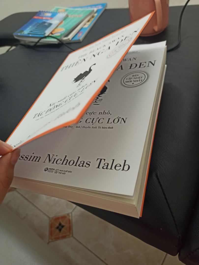 không biết do giọng văn dịch hay do nội dung nhưng đọc phê pha lắm :') Quyển này chắc phải nhai lại 4-5 lần gì đó mới ngấm nổi :') Bìa mềm với màu trắng nên hơi dễ dơ xíu, sách siêu dày nha. Nói chung là đọc vô thấy tri thức hẳn :))) nên xem review trên web trước để coi nội dung trước khi quyết định mua nhe