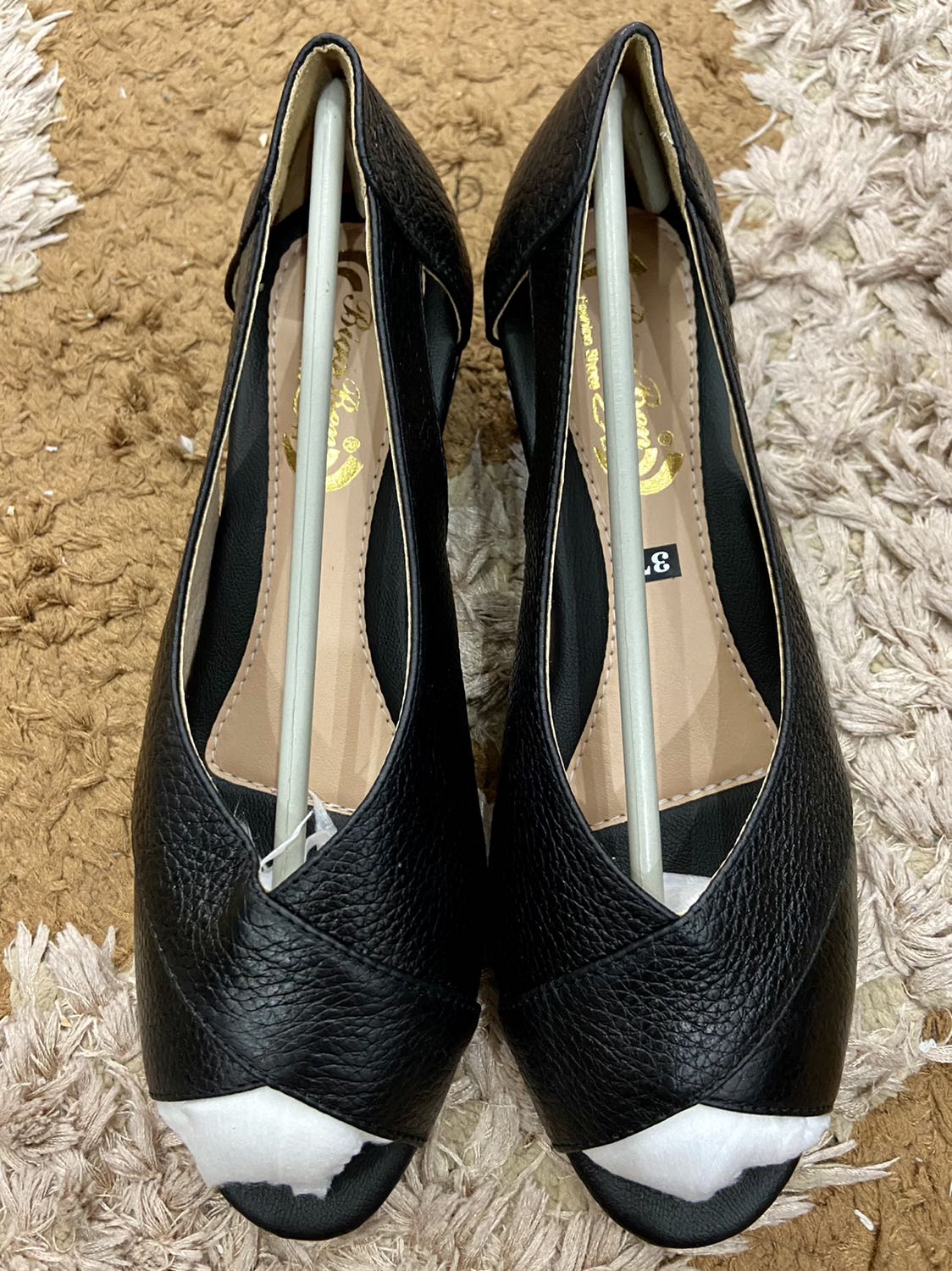 Thiết kế đẹp, thoáng, chất liệu tốt, mềm mại, chắc chắn. Mũi giày hở là một thiết kế phụ nữ ưa thích. Mang giày này rất tự tin. Giá hợp lý. Giày Việt Nam. Rất đáng mua.