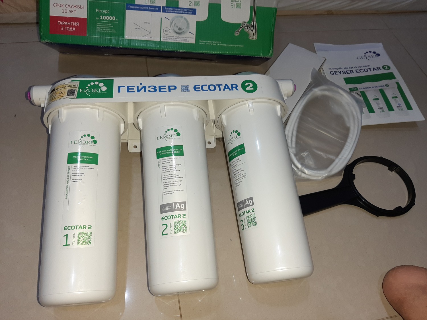 Đặt hàng ngày 21/11 Minh Lam Shop, nhận hàng ngày 26/11 nhưng hôm nay mới có thời gian mở ra kiểm tra để lắp đặt sử dụng.
Kiểm tra bên ngoài và nhắn tin thì đúng là hàng chính hãng và đầy đủ phụ kiện.
Tuy nhiên khi kiểm tra lõi lọc thì phát hiện như sau:
1. Lõi số 1: không có nhãn hiệu.
2. Lõi số 2: bị ướt sũng và nhớt, có vết đen giống bị gỉ sét.
3. Lõi số 3:  Made in Thailand 07/2017.
Hiện tại đang hoang mang và không dám sử dụng.