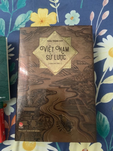 Sách lịch sử nên cũng sẽ phải kiên nhẫn đọc. Dân ta phải biết sử ta. Sách bìa cứng và thật may mắn mình không bị cong gáy