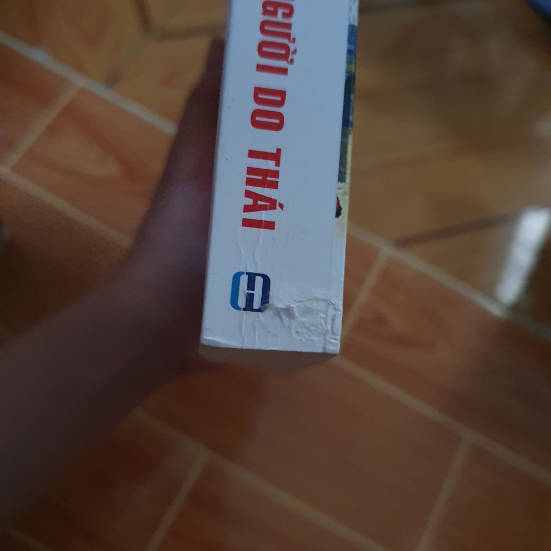 k hài lòng lắm sách bị rách bên hông như trong hình. nội dung chưa đọc nên chưa biết, trang giấy k đc mịn lắm hơi thô, sần sừi.