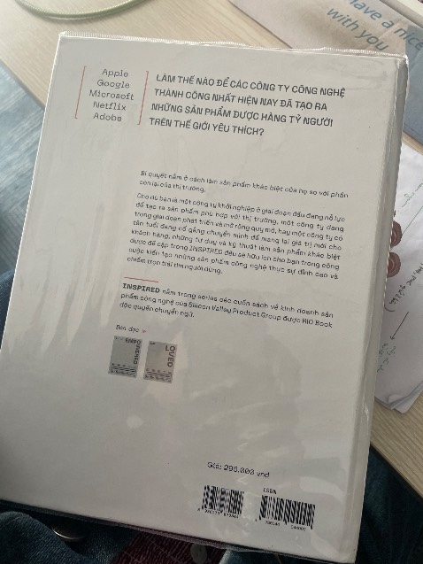 Cover book khá đẹp ( chắc để kho lâu nên các góc hơi bị móp - nhưng không sao)
Nội dung thấy review ổn, chưa đọc nên chưa biết.
Anh Shipper lịch sự nhất từ trước tới giờ (só ánh các sàn - đưa hàng r cảm ơn)