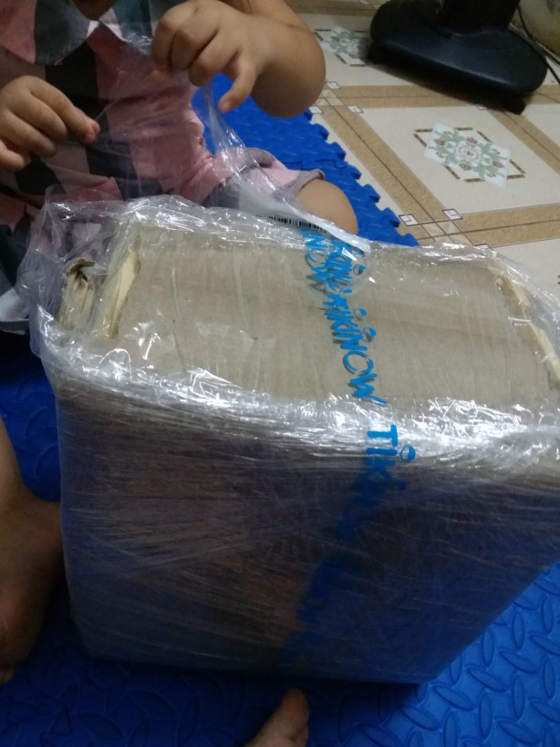 màu ngẫu nhiên. nhìn đẹp ,chắc chắn. gom.đồ linh tinh gọn. cho 4 sao