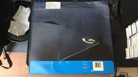 Sản phẩm bị ẩm ướt nghi do gói không kỹ bị nước mưa vào, ngoài ra bị vênh 2 góc nữa. Lỗi này mình nghi do bên vận chuyển GHN, TIKI nên kiểm tra lại.