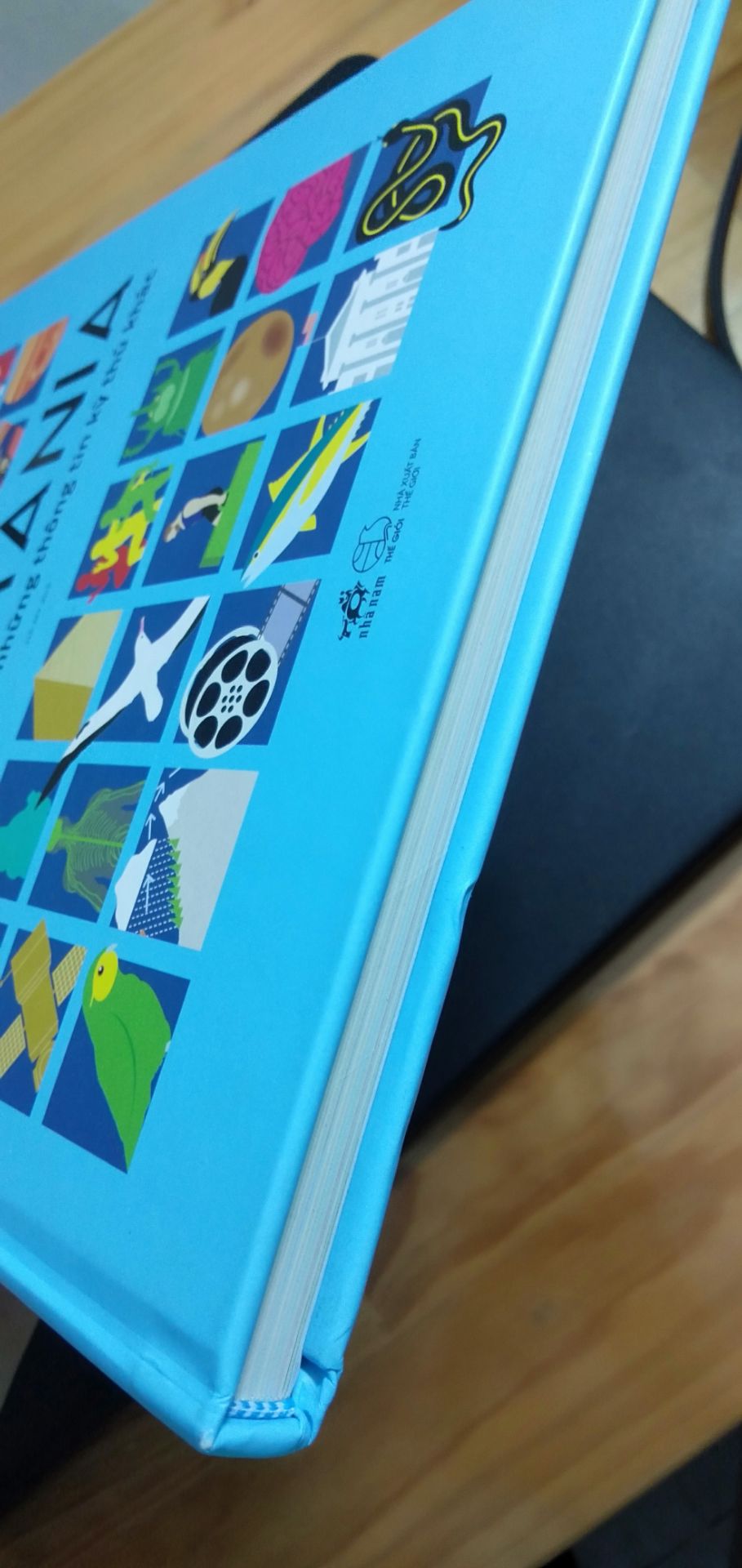 Khi mình nhận được thì sách không có bọc co bên ngoài, nhiều chỗ bị bụi bẩn, mình phải lau chùi mới được như thế này. Mà thôi do quyển này mình săn được với giá sale 70% nên thôi cũng được.