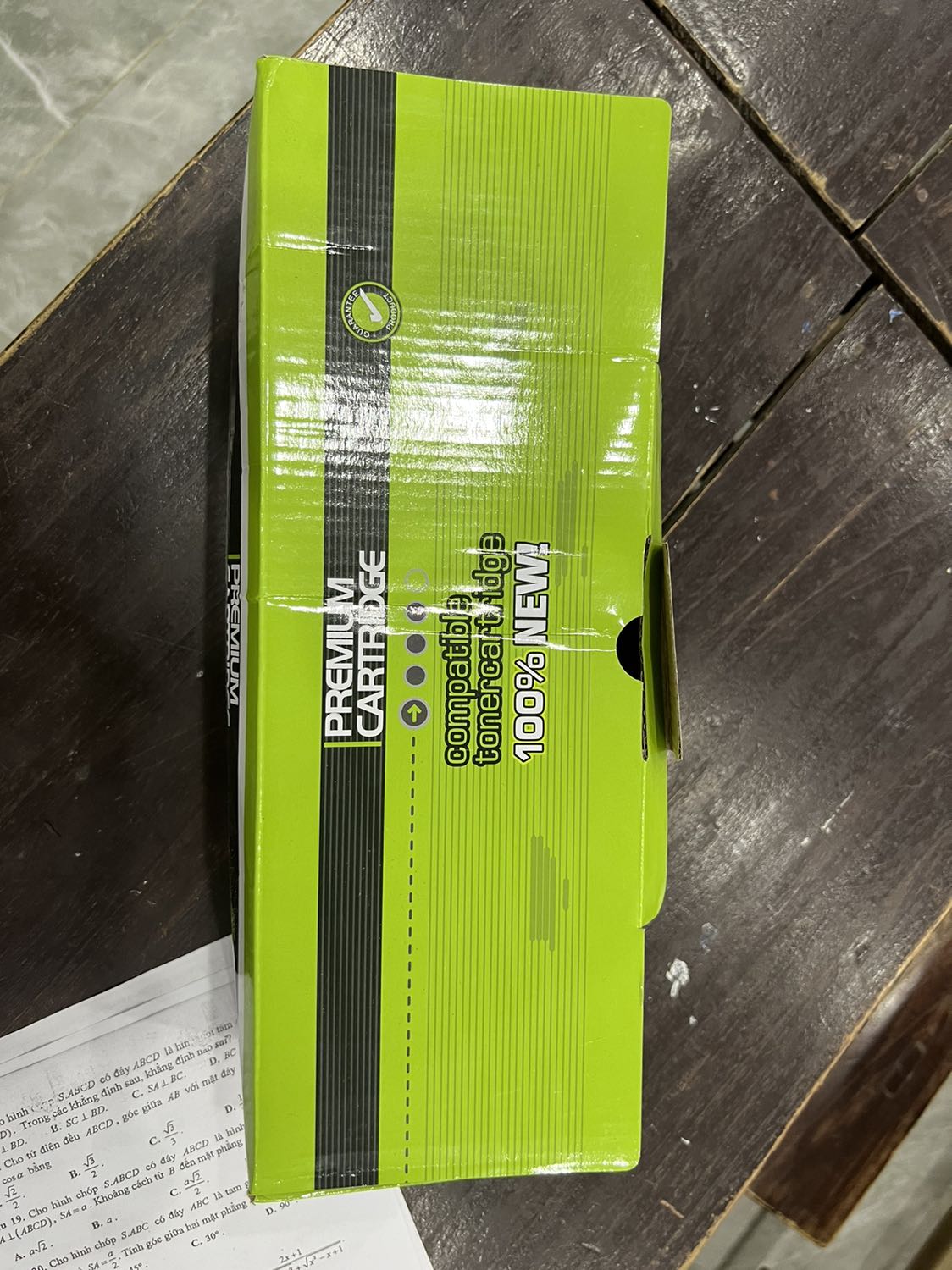 Shop giao hàng ok. Nhưng trong 5 năm mình dùng máy in, chưa lần nào mình dùng hộp mực ma gây kẹt giấy và lệch giấy như 3 hộp mực này. Lần 1 mình tưởng do máy, mình đổi qua hộp 2-3 vẫn kẹt giấy liên tục. Sau đó quay về hộp mực cũ lại bt tiếp