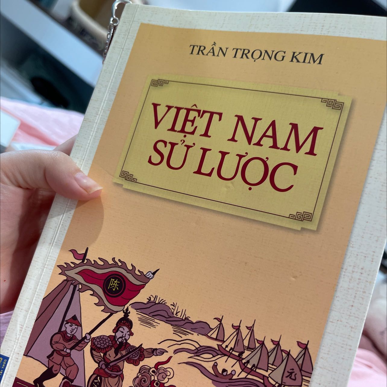Quyển này kiến thức rộng bao quát không quá sâu. Nhưng rất hay phù hợp cho ng mới đọc về sách sử