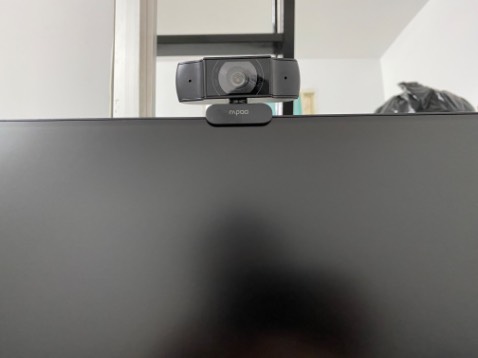 Giao cực nhanh, tối qua đặt trưa mai tới rồi, đóng gói đẹp, nhưng camera 720p thôi nên ko nét cộng thêm hình ảnh cũng tối, thôi kệ mua để thấy mặt họp online hay học hành gì cũng ổn, có 2 mic