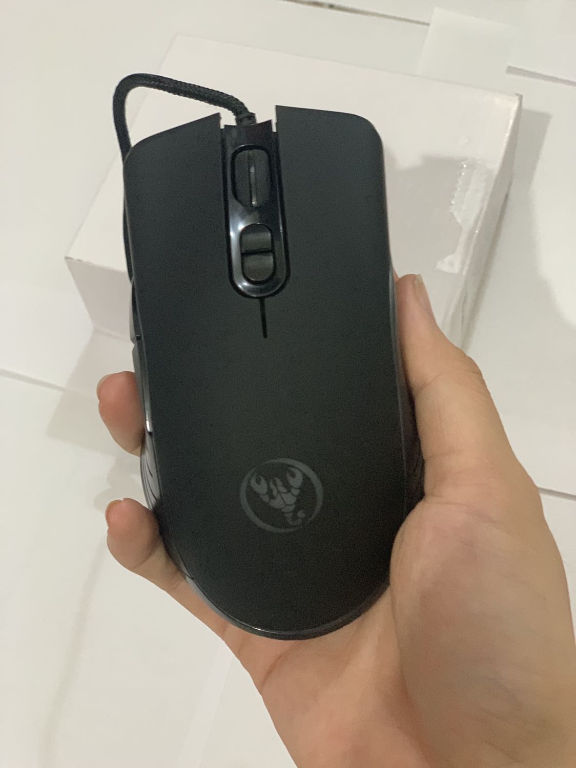 Giao hàng rất nhanh, chưa tới 1 ngày đã giao, chuột cầm trêb tay đem lại cảm giác di chuyển và sử dụng rất ổn, sử dụng để làm các công việc yêu cầu độ chính xác khá tốt, đặc biệt chơi game cảm giác rất mượt. DPI điều chỉnh tốc độ chuột rất phù hợp cho nhiều mục dích sử dụng khác nhau như chơi game, lướt web, nói chung vô cùng hài lòng