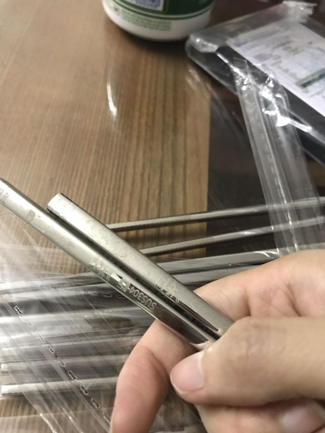 Chẳng biết nói như thế nào! Mình đã sử dụng đũa inox tròn và đũa gỗ, nhg đây là đôi đũa inox có các cạnh vuông, thiết kế đẹp mắt, nó có tất cả các ưu điểm của 2 loại đũa kia, cầm đôi đũa gắp đồ ăn chắc tay không trơn trượt!!! :)) , bây h yên tâm không phải dùng đũa gỗ thường xuyên bị mốc nữa! mình sẽ mua vài chục đôi nữa để làm quà tặng cho ng thân!!!