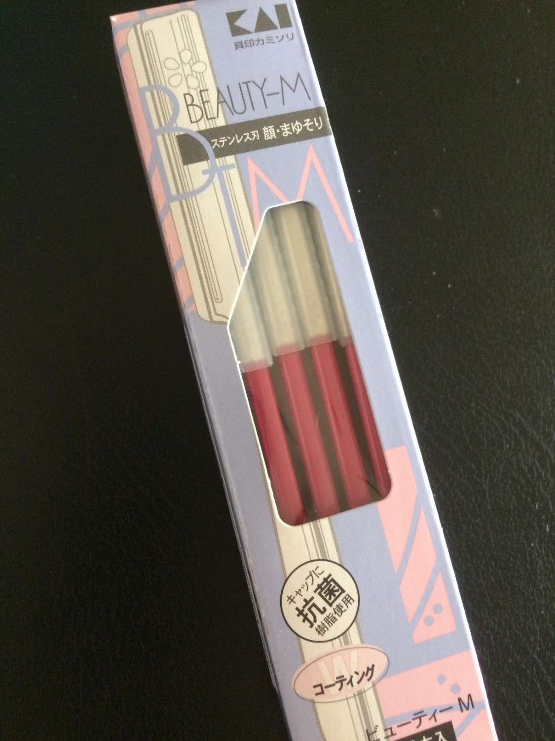 Mình siêu siêu thích cái cán của dao cạo, nặng vừa đủ, dễ cầm, chắc tay. Mà hơi bị bén nên mình cũng hơi sợ. Cạo quen rồi chắc sẽ ổn hơn, rất hài lòng về chất lượng sản phẩm.