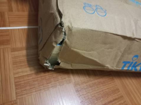 Lúc nhận hàng mình khá thất vọng vì thùng rách hết các góc. Sáng không có bọc chống sốc hay bao gì cả, thêm cả bụi ơi là bụi. May mà sách không có tổn thương gì lớn😭
Còn nội dung cuốn này thực sự rất cuốn, đan xem giữa quá khứ và hiện tại, tác giả thực sự lồng ghép rất tài tình tình tiết và nhân vật. Mai mốt sẽ mua thêm sách của cùng tác giả.