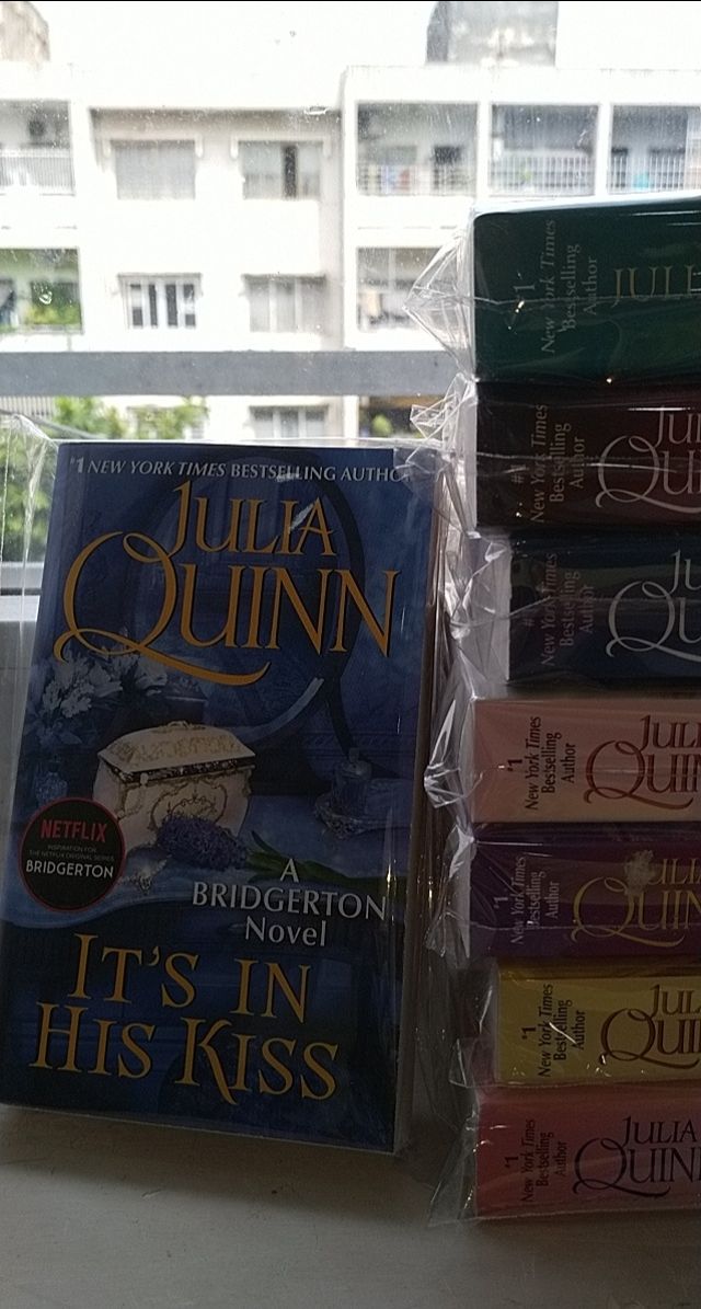 sách được giao đến nhanh hơn dự kiến trên app. đóng gói cẩn thận, có bọc chống sốc, mỗi quyển được đựng trong túi kính riêng. không có hiện tượng gãy, gập bìa hoặc gáy.