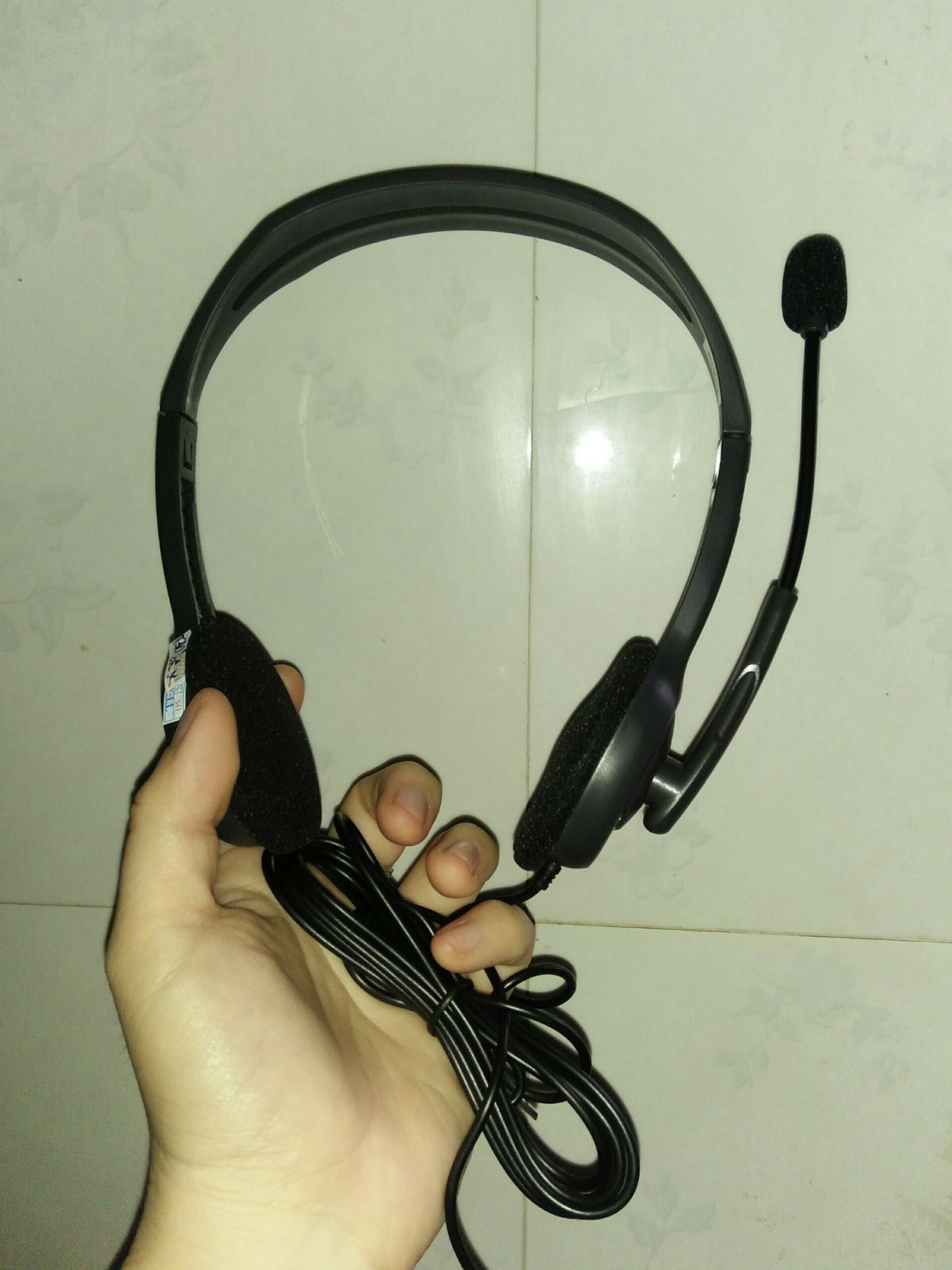 Giao hàng mùa giãn cách cần nhiều kiên nhẫn, cũng may là đến trước khi mình còn khóa học online, mục đích chủ yếu có nhiêu thôi.
Hàng đẹp, âm thanh hay, trầm ấm.
Hy vọng xài bền vì giá cũng không rẻ. 
Hình như có dấu hiệu bị cắt keo dán để kiểm tra trước khi giao hay sao ak? (Ảnh cuối)