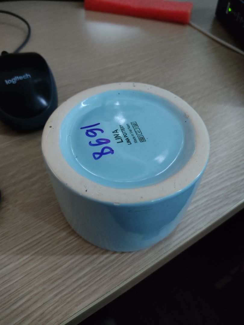 Cốc có màu không giống ảnh. Trong ảnh là cốc màu xanh nhạt màu khá đẹp nhưng cốc nhận đc lại là cốc màu xanh bình thường trông xấu. *** cốc thì chán.