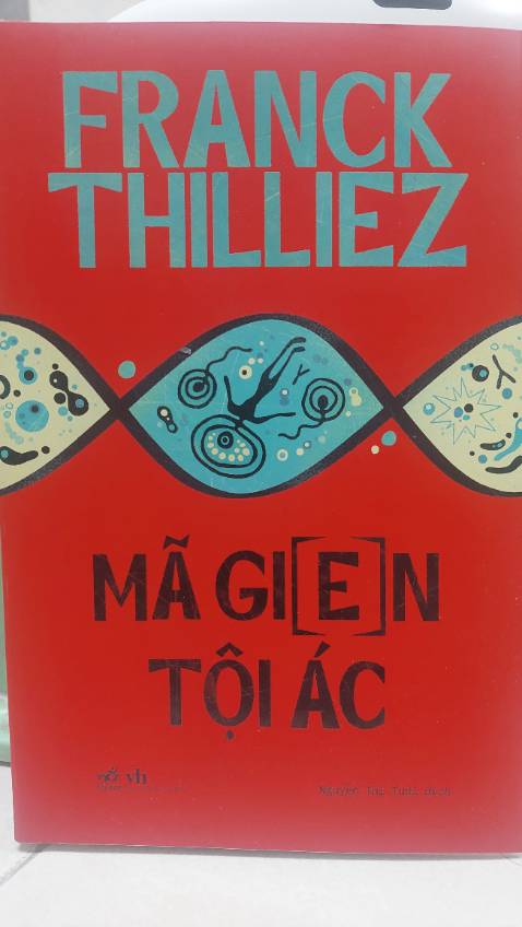 Câu chuyện trong mã gien tôi ác là những sự kiện tiếp nối sau hội chứng E với nội dung về bạo lực và căn tính của bạo lực. Một vài điểm giúp tác phẩm trở nên cuốn hút với độc giả:  
 	Chủ đề về bạo lực và mối liên hệ với sinh học tiến hóa. Nhờ vốn kiến thức sâu sắc về sinh học, tiến hóa, di truyền; bằng cách trình bày rõ ràng những vấn đề khoa học đó với hàm lượng vừa đủ, ngôn ngữ trong sáng, tác giả dẫn dắt người đọc chìm đắm vào thế giới của nhân chủng học, cổ sinh vật học cùng những biến thể đa dạng của ngành này, những lĩnh vực vô cùng hấp dẫn thú vị. 
 	Cốt truyện hấp dẫn cùng nhờ sự có mặt của cặp đôi nhân vật chính từ “ Hội chứng E “ Frank và Lulie. Họ là những mẫu người thú vị và cuốn hút , đứng trước những khổ đau mất mát, những mâu thuẫn nội tại hay đấu tranh để sinh tồn mà cá tính của họ thể hiện rõ nhất. 
 	Các tình tiết truyện đan xen liên tục giữa những hướng điều tra khác nhau của cặp đôi thám tử, người đọc như được đồng hành cùng họ vào một cuôc phiêu lưu đầy bất trắc về quá khứ nhiều thiện niên kỷ trước với những chủng tộc người cổ xưa để khám phá ra căn tính của bạo lực ở đó bộ gien người quyết định tương lai nhân loại.