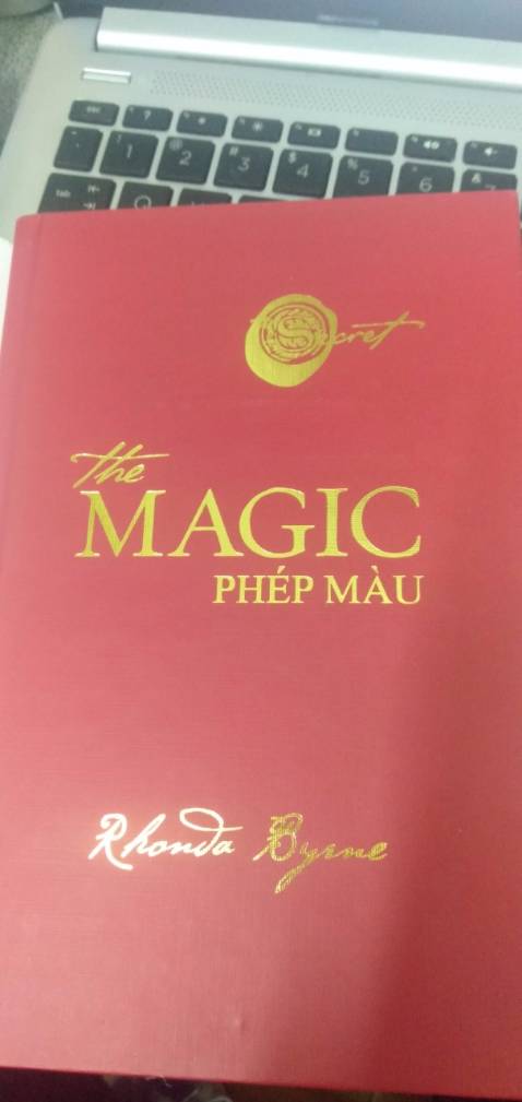 Bìa cứng màu đỏ. chữ vàng rất đẹp. Bên ngoài là bìa mềm chữ vân nổi thật ấn tượng. Cầm cuốn sách trên tay giống như một cuốn kinh thánh vậy. Tiki giao hàng nhanh, bọc cẩn thận.Tôi mới đọc và thấy nội dung sách hay. Bìa cứng màu đỏ. chữ vàng rất đẹp. Bên ngoài là bìa mềm chữ vân nổi thật ấn tượng. Cầm cuốn sách trên tay giống như một cuốn kinh thánh vậy. Tiki giao hàng nhanh, bọc cẩn thận.Tôi mới đọc và thấy nội dung sách hay.