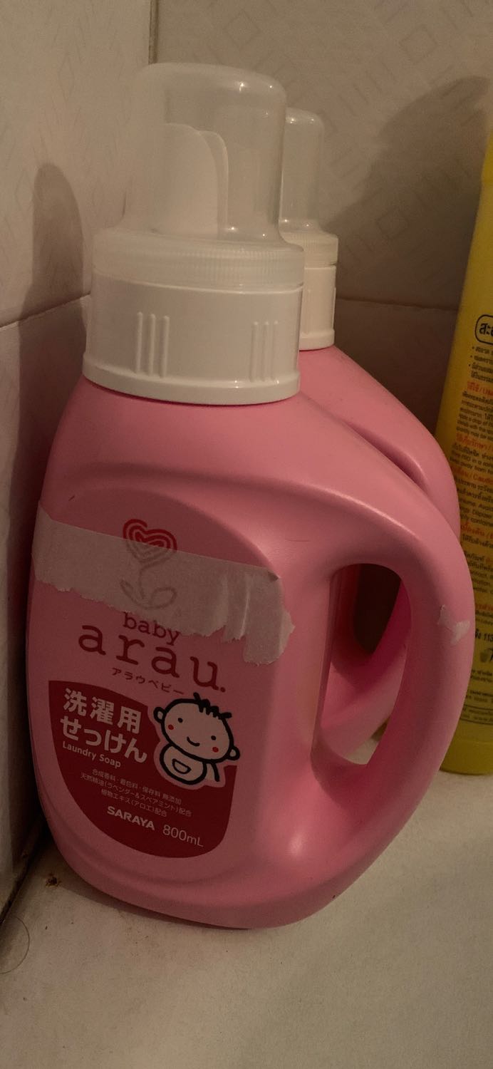 Lần đầu mua trên tiki nước giặt này. Loại này dùng cho trẻ rất tốt, tay mình bình thường chỉ cần cham xà phòng giặt là bị ăn tay vậy mà mình giặt thử bằng nước giặt arau tay ko hề bị bong da, ko bị khô da, an toàn sử dụng cho bé. Những bé bị viêm da cơ địa nên dùng. Giá cả trên tiki hợp lý Lần đầu mua trên tiki nước giặt này. Loại này dùng cho trẻ rất tốt, tay mình bình thường chỉ cần cham xà phòng giặt là bị ăn tay vậy mà mình giặt thử bằng nước giặt arau tay ko hề bị bong da, ko bị khô da, an toàn sử dụng cho bé. Những bé bị viêm da cơ địa nên dùng. Giá cả trên tiki hợp lý