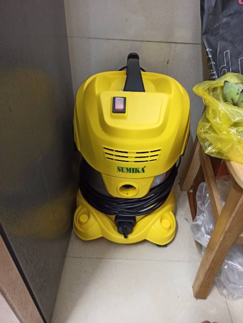 Máy dùng ổn hút tóc và bui khô tốt. Độ ồn cũng chấp nhận được. Hơi to so với suy nghĩ nhưng mà có bánh xe di chuyển khá ổn