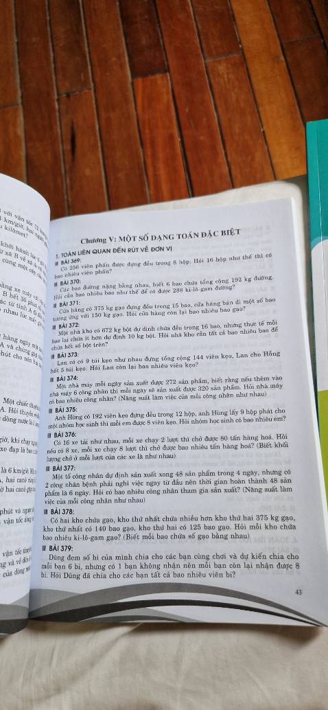 Mau sac bat mat, be minh yeu thich sach, nen khi moi mua ve co mau, lam kich thich su to mo cua *** be. Vay la be nha minh lam ngay may trang luon