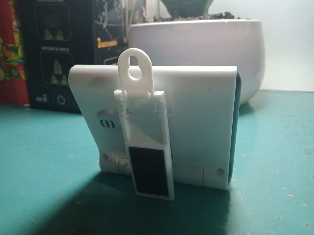 OK good chop! Đồng hồ có 3 tính năng 1 là hiển thị giờ 24h/ngày, 2 là chức năng bấm giờ đếm ngược tùy chỉnh, 3 là chức năng báo thức rất ok đồng hồ có thể báo thức 2 điểm thời gian tùy chỉnh khác nhau trên 1 ngày và bạn cũng có quyền chỉ sử dụng 1 hoặc 2 báo thức hay ko sử dụng báo thức đều được. Đồng hồ được trang bị 1 móc treo, một kệ đở và 1 thanh nam châm gấp gọn rất tiện lợi có thể đặt hay treo ở nhiều nơi khác nhau. Rất tiện lợi khi mang theo bên mình phục vụ cho công việc và học tập rất tốt. Mà các bạn lưu ý là phải tự mua pin nghe shop ko có tặng kèm pin đâu ??