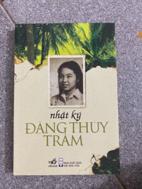 Giá Bìa sách shop bán giá 90k . Nhưng lại giao sách cũ giá 76k . Làm ăn vớ vẩn. Treo đầu dê bán thịt ***. 
Mn k nên mua