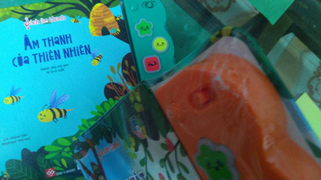 Sách này thuộc dòng sản phẩm cũ nên ko có màng co như loại mới thì phải (sách Con vật quanh em, Động vật hoang dã, Bé học lễ phép...). Nhưng sách trông vẫn mới. Âm thanh thì hơi ngắn, chỉ phát ra có 1 lần chứ ko được tua lại đoạn dài như sách loại mới.