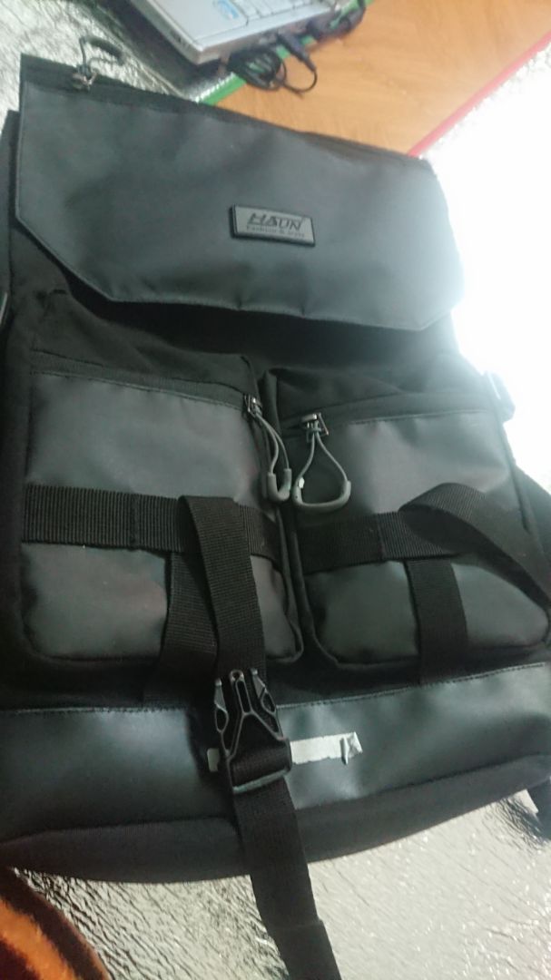 balo giống y hình, may hoàn thiện, nhìn cũng lạ mắt, thích hợp đựng laptop tầm 14'. mỗi tội mở ra mở vào hơi mất thời gian va 2 cái chốt balo giống y hình, may hoàn thiện, nhìn cũng lạ mắt, thích hợp đựng laptop tầm 14'. mỗi tội mở ra mở vào hơi mất thời gian va 2 cái chốt