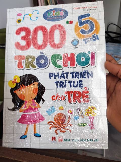 Bé nhà mình 4 tuổi nên chưa dùng, vẫn để nguyên trong bao nilon. Đọc 2 cuốn trước nội dung rất hay, trình bày đẹp