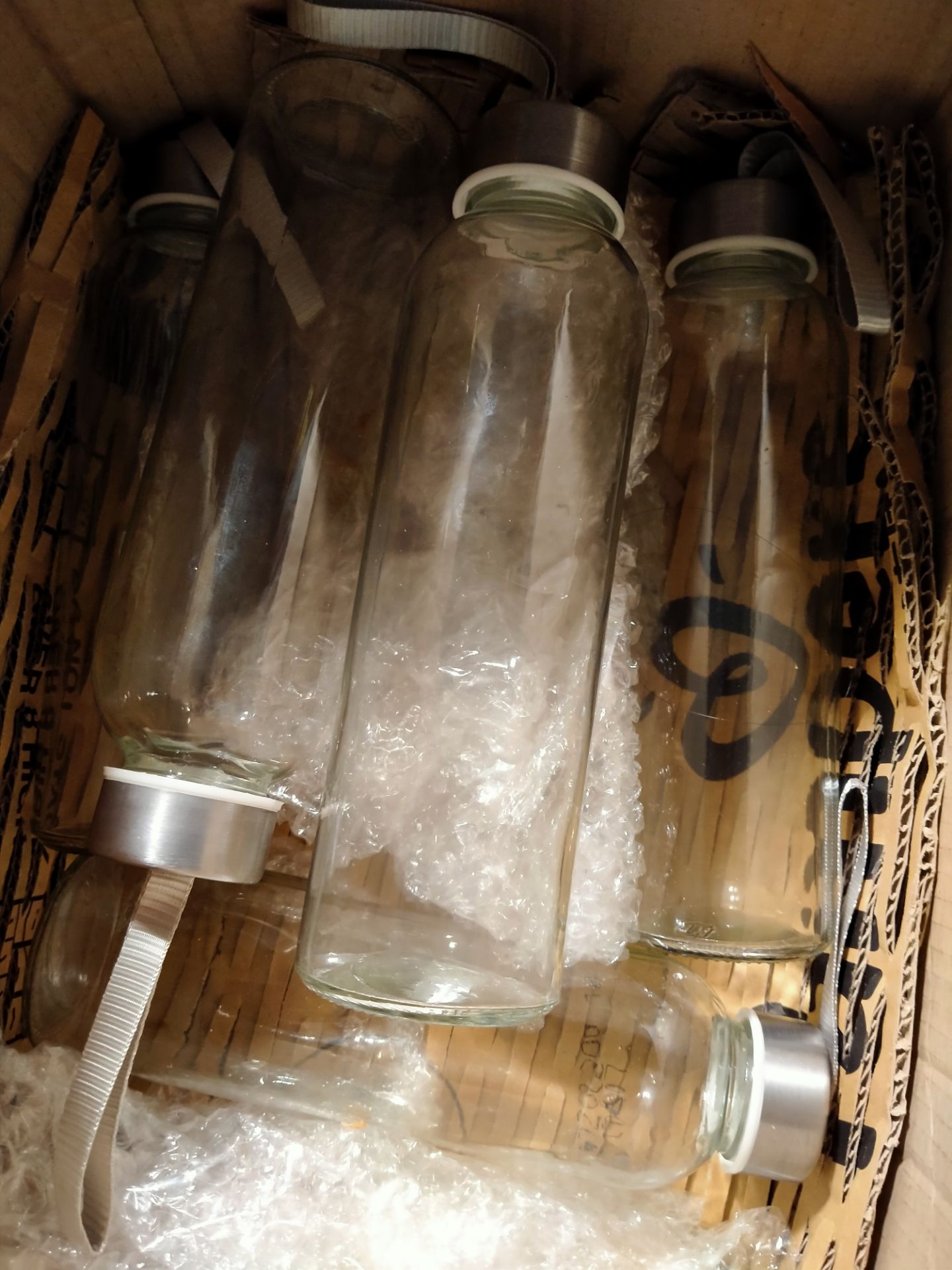 Mặt bình thủy tinh nhiều vết trầy, vết gấp rất xấu, không mượt. Bình cầm tay thì cảm nhận được thân bình bị méo, không tròn đều. Đế bình tự nhiên có 1 đường lằn in hình tròn, bình nào cũng có. Nói chung hình thức rất kém, bề mặt xấu, tay nghề người làm không tốt. Mình từng mua bình thủy tinh giá rẻ hơn nhưng hình thức rất đẹp, bề mặt khá mượt nên mình muốn trả hàng, hoàn tiền cho sản phẩm này