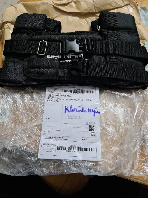 Sản phẩm mới mua về bị gãy chốt khóa do chốt bị giòn, tháo ra lắp vào chốt khóa gãy luôn, liên hệ shop đc bảo hành cái chốt mới, shop buôn bán có trách nhiệm nên cho 5 sao, còn sản phẩm thì thấy cũng được, chất lượng tạm ổn,vừa túi tiền, so với mấy hàng đắt tiền hơn thì không biết thế nào.